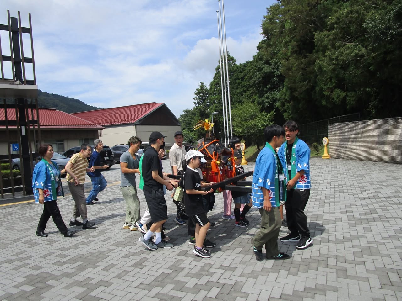 千木良中央子ども神輿が来園しました 1