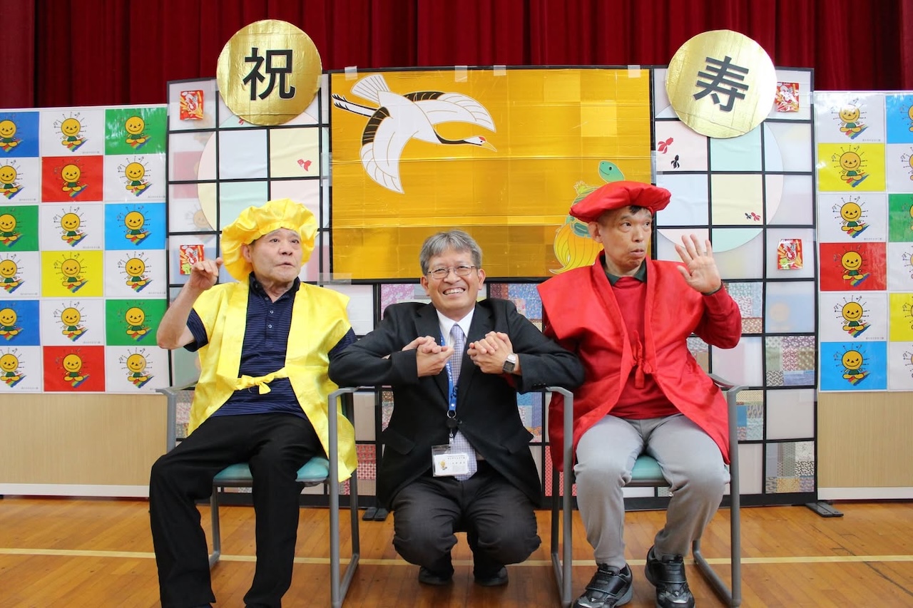 敬老の祝いと「ウタレレくまさん」のステージ発表 1